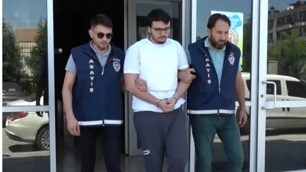 K�tahya'da annesini ve �vey babas�n� �ld�ren zanl� tutukland�