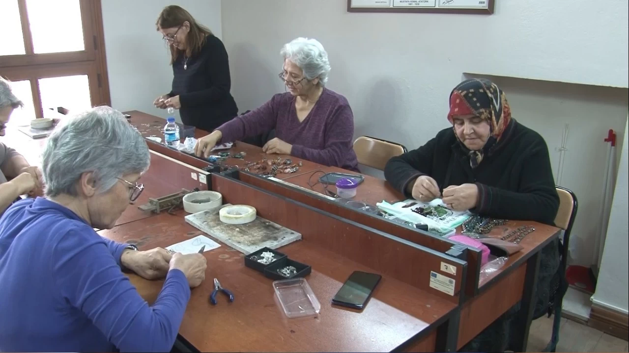 K�tahya'da kad�nlar telkari sanat� ��reniyor