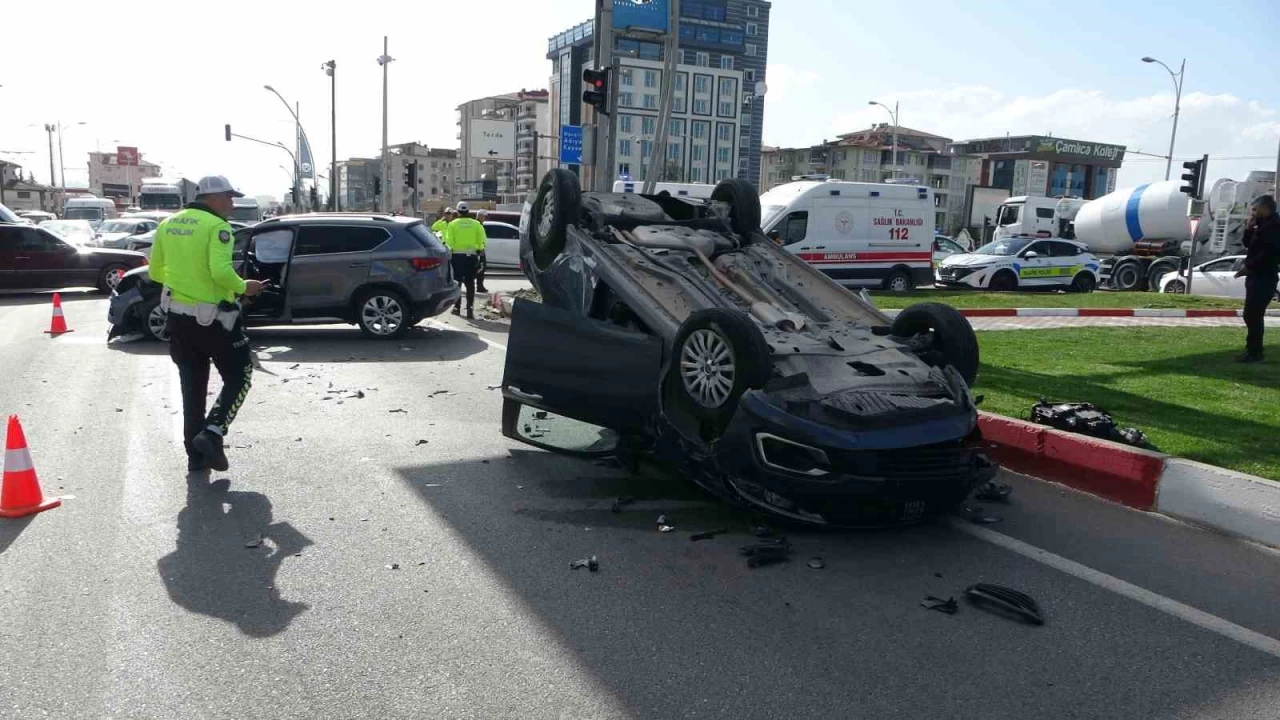 Malatya'da cip ile �arp��an otomobil ters d�nd�