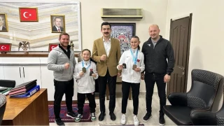 Manyas'tan karate �ampiyonas�nda �ifte derece