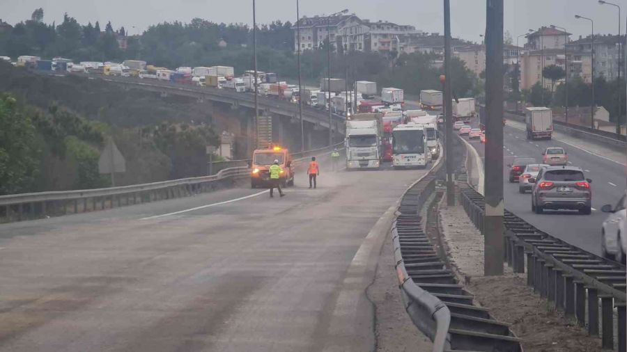 Mazot kilometrelerce ara� kuyru�u olu�turdu