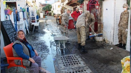 Mehmetçik Serpil teyzenin yaralarını sarıyor