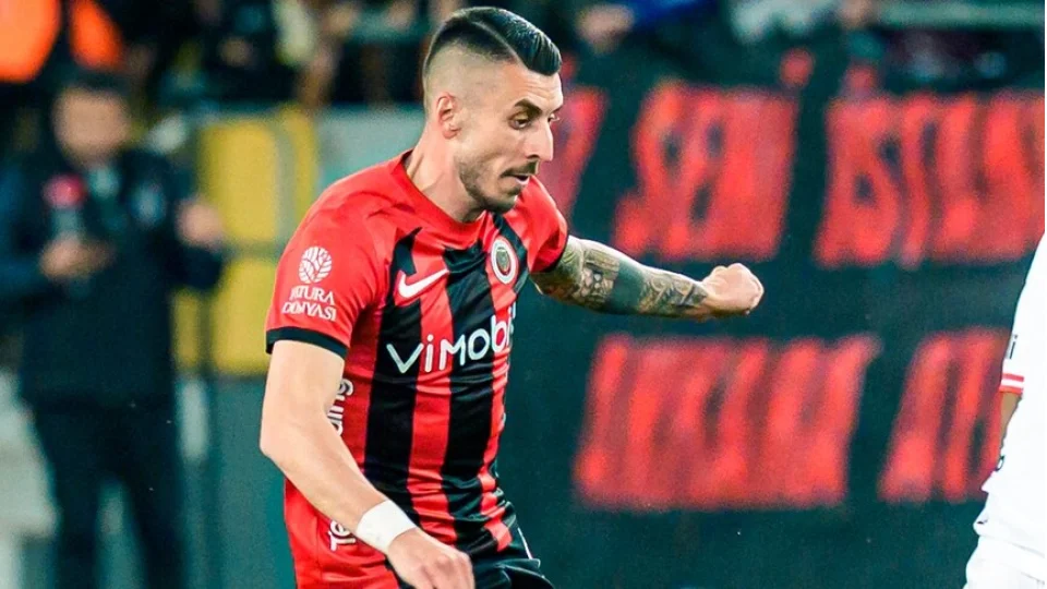 Metehan Mimaro�lu resmen Bordo-Mavili
