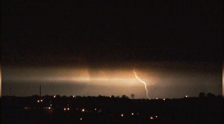 Meteoroloji uyard�, �im�ekler geceyi ayd�nlatt�