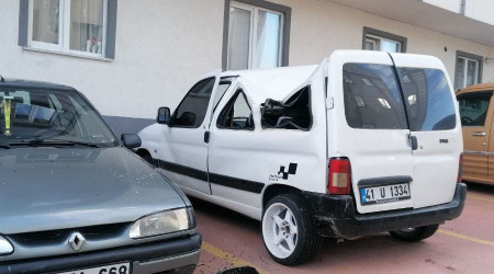 Metrelerce yüksekten aracın üzerine düşen genç kız yaralandı
