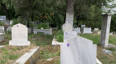 Mezarlıkta merak uyandıran görüntü