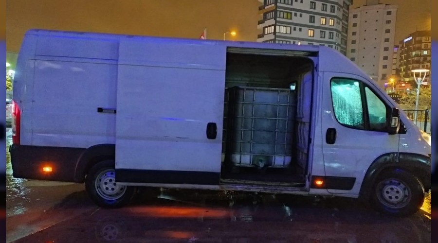 Minib�sten 3 ton ka�ak akaryak�t ��kt�