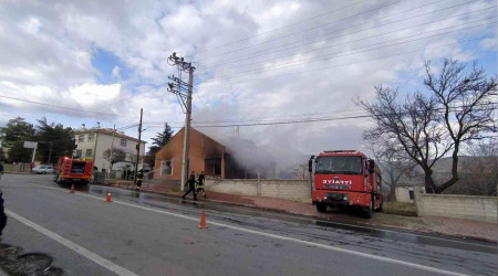 Müstakil ev yangında kullanılamaz hale geldi