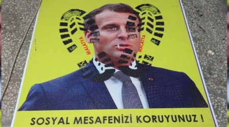 Müşteriler Macron'un fotoğrafına basıp geçiyor