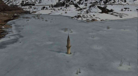 Nisan ayı geldi, buz tutan göl halen çözülmedi