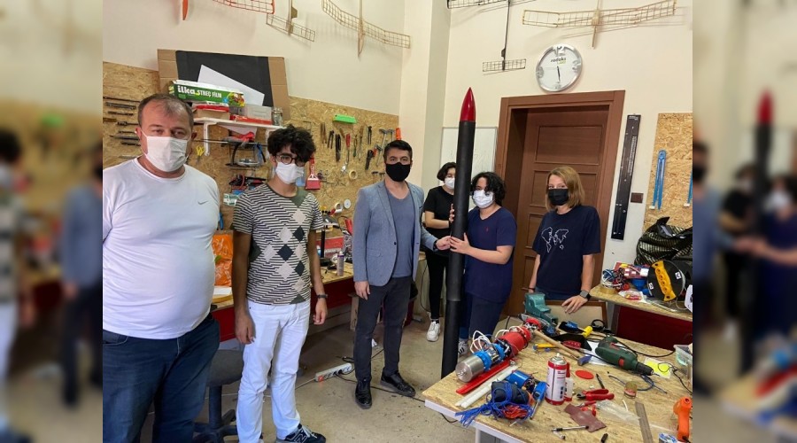 Öğretmen ve öğrencileri roket üretti