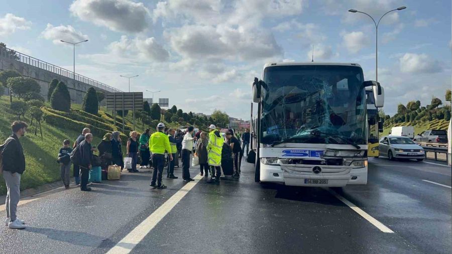 Otobüs kaza yaptı, yolcular yolda kaldı