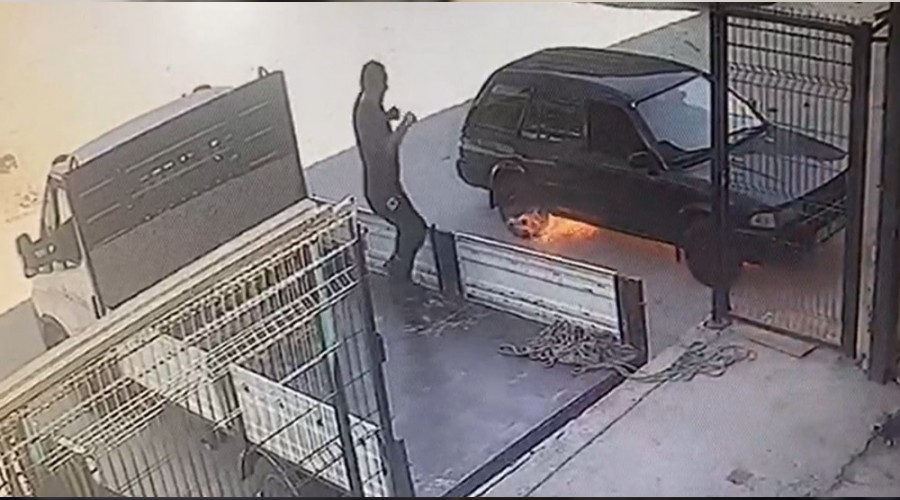 Otomobil bomba gibi patladı