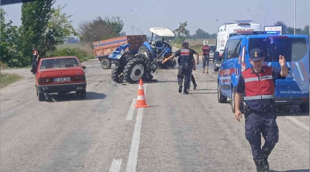 Otomobil ile çarpışan traktör ikiye bölündü