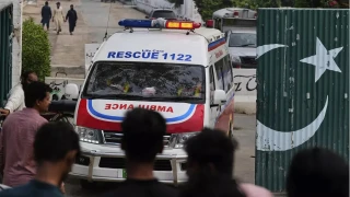 Pakistan'da yolcu otobüsü uçuruma yuvarlandı: 40 kişi hayatını kaybetti