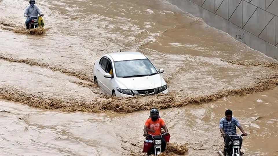 Pakistan'daki �iddetli ya���larda 6 ki�i hayat�n� kaybetti