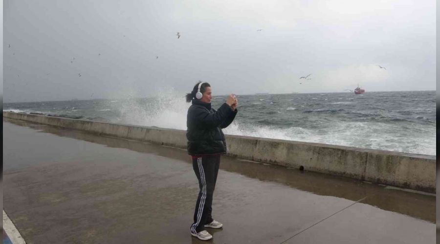 Pendik'te şiddetli dalgalarla fotoğraf