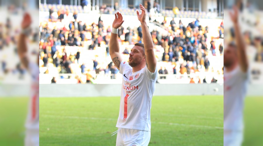 Podolski, maçların oynanmasını istiyor