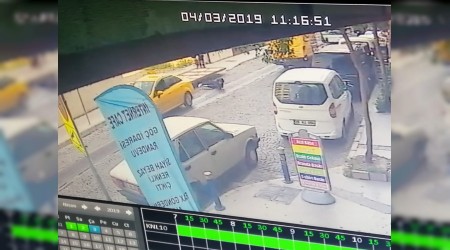 Raylı kapı 2 kişinin üzerine devrildi