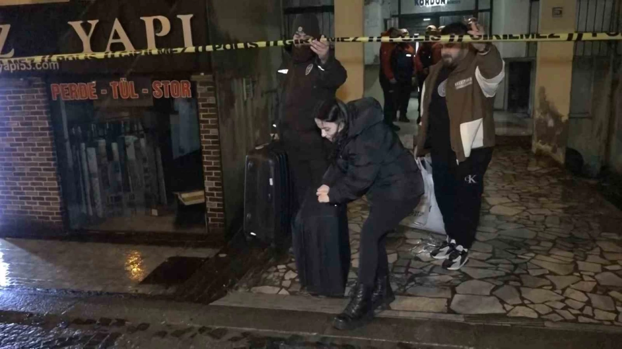 Rize'de frtnadan dolay sallanan bina tahliye edildi