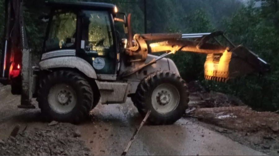 Rize'de heyelan nedeniyle kapanan köy yolu açıldı