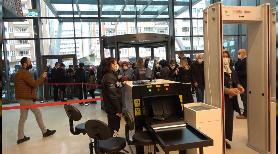 Rize'nin ilk AVM'sinin açılışında yoğunluk