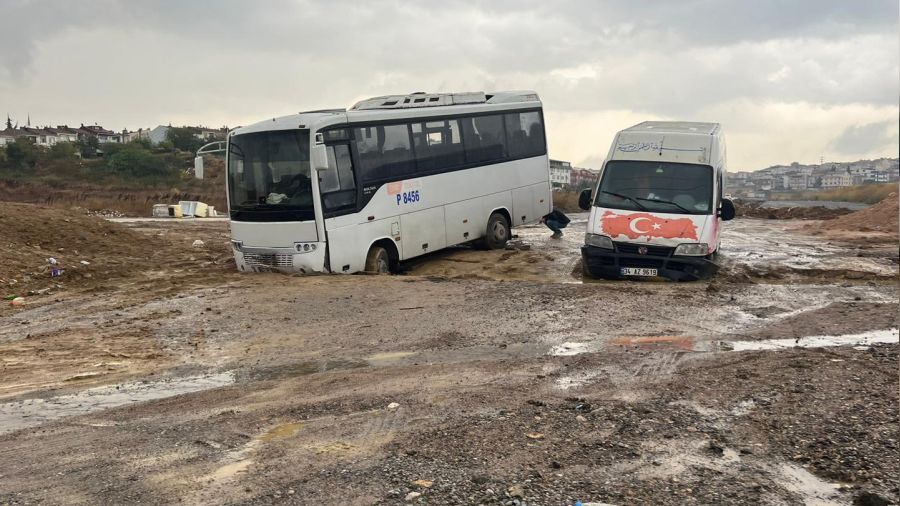 Sağanak yağış nedeniyle yol çöktü