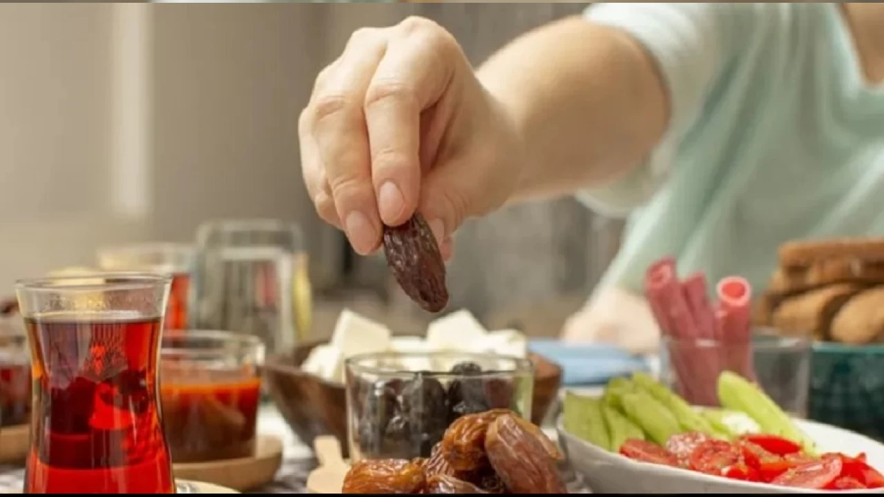 Sahurda çok çay tüketenler dikkat, iftar için 3 aşamalı plan