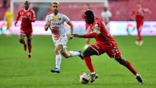 Samsunspor tehlikeli bölgeden uzaklaştı
