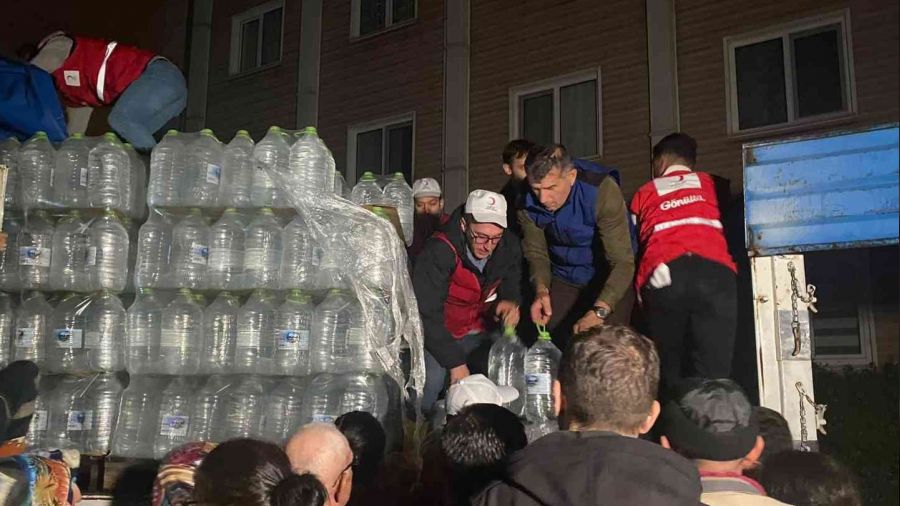 Sel bölgesine tonlarca su gönderdi