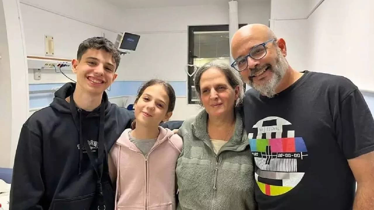 Serbest b�rak�lan �srailli esirin yak�n�, Netanyahu'dan Gazze'ye sald�r�lar� durdurmas�n� istedi