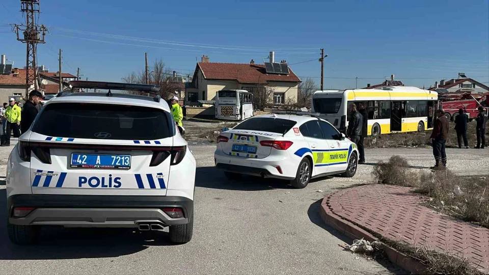 Servis arac� belediye otob�s�yle �arp��t�: 20 yaral�