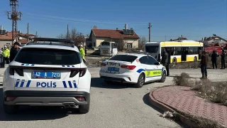 Servis arac� belediye otob�s�yle �arp��t�: 20 yaral�