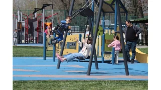 Sıcak havayı gören soluğu parklarda aldı