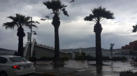 Şiddetli fırtına Ayvalık'ta hayatı felç etti