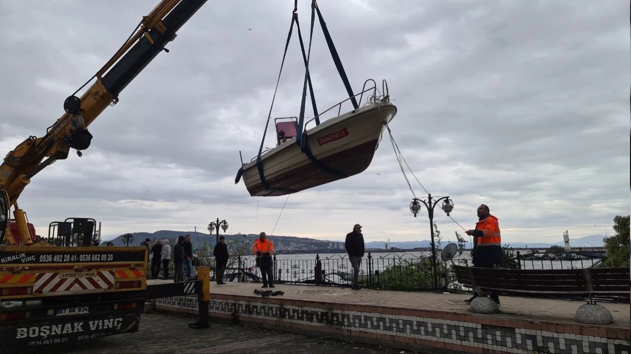 Şiddetli fırtına ve dev dalgalar 92 balıkçı teknesine zarar verdi