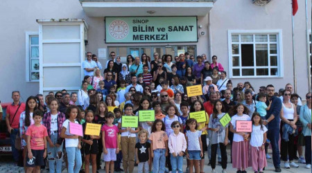 Sinop'ta veliler okul önünde toplandı