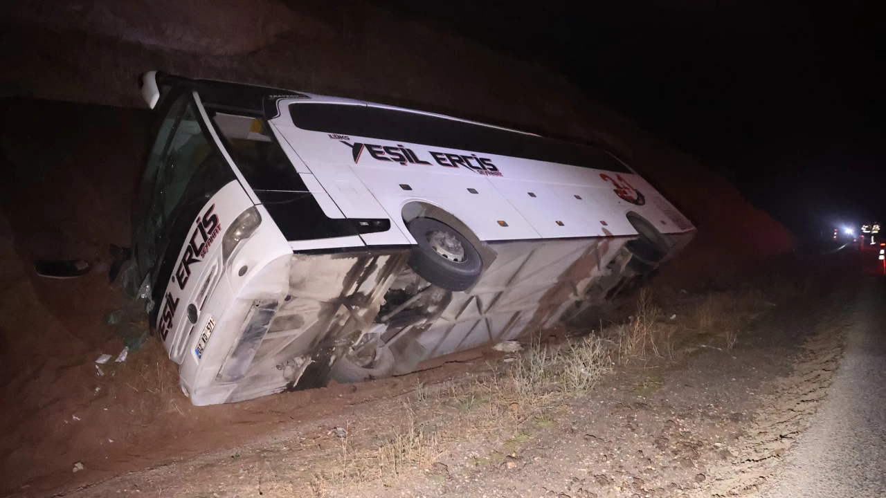 Sivas'ta yolcu otobüsü devrildi: 24 yaralı