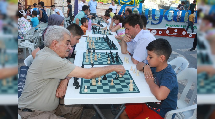Sokakta Satranç Var