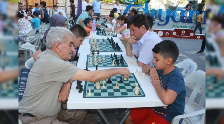 Sokakta Satranç Var