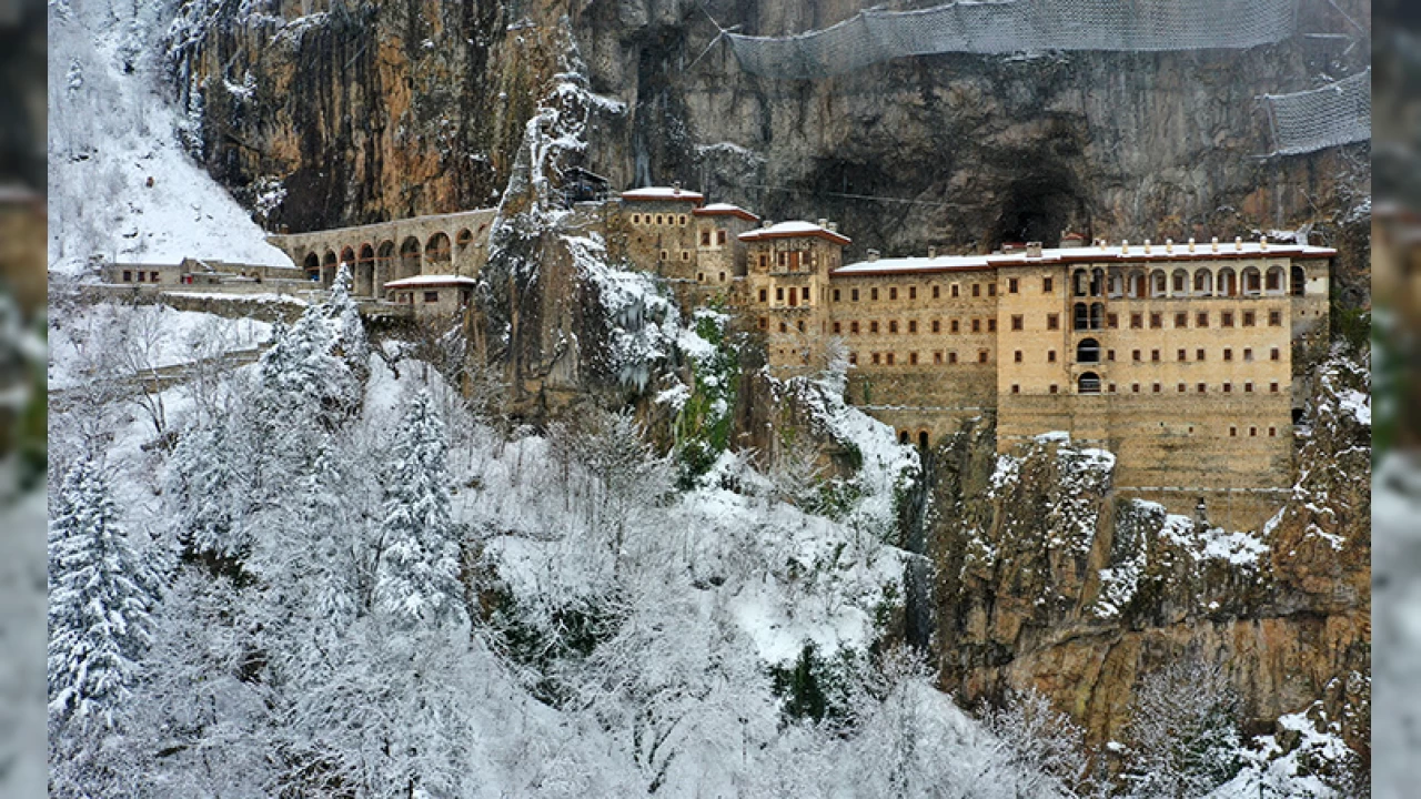 S�mela Manast�r� beyaza b�r�nd�