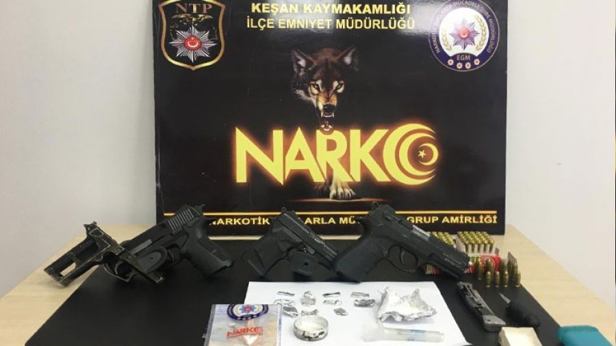 Şüphe üzerinde durdurulan şahısların üzerinden mini cephanelik çıktı