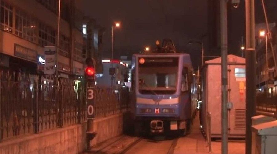 T4 tramvay hatt�nda ya�anan ar�za nedeniyle seferler durdu