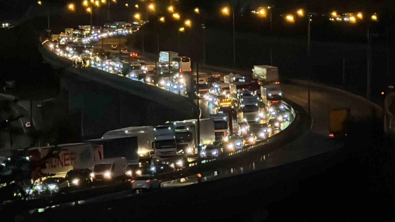 TEM'de 11 kilometrelik araç kuyruğu oluştu