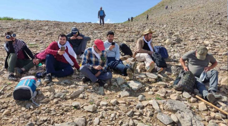 Temmuz sıcağında o dağda kar yiyerek serinlediler