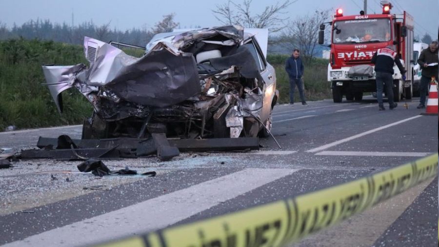 TIR'a �arpan otomobil parampar�a oldu