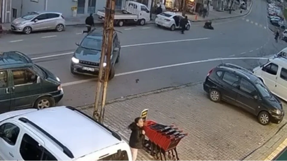Trabzon'da otomobilin �arpt��� gen� kad�n metrelerce savruldu... O anlar kamerada