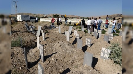 Trafik kazasında ölen göçmenler toprağa verildi