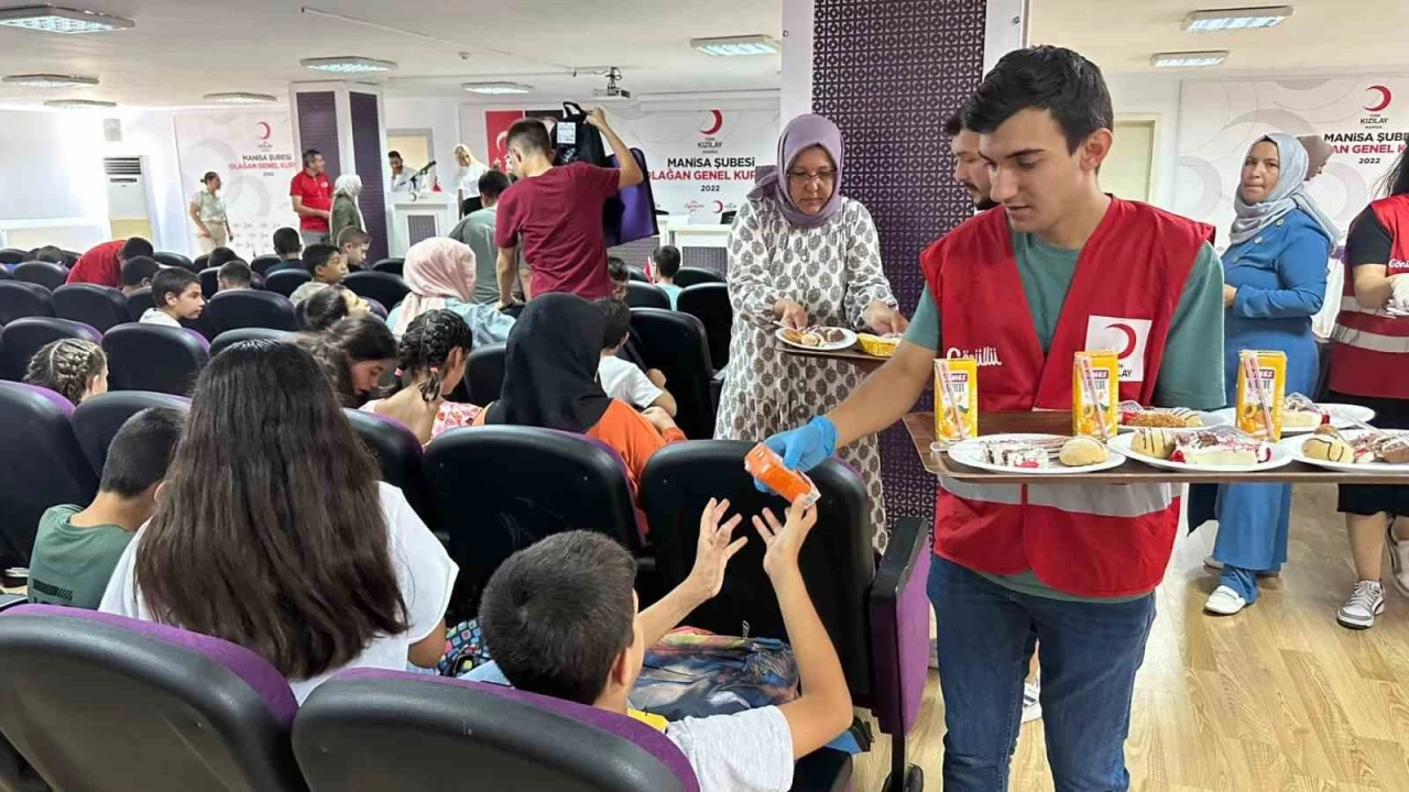 Türk Kızılay'dan yetim öğrencilere kırtasiye yardımı