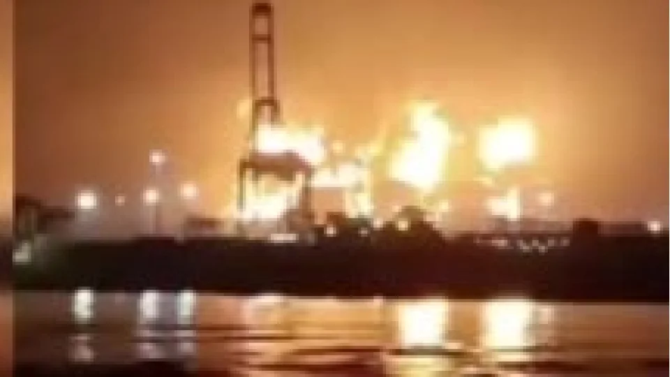 Umman'�n Salalah Liman�'ndaki yang�n devam ediyor